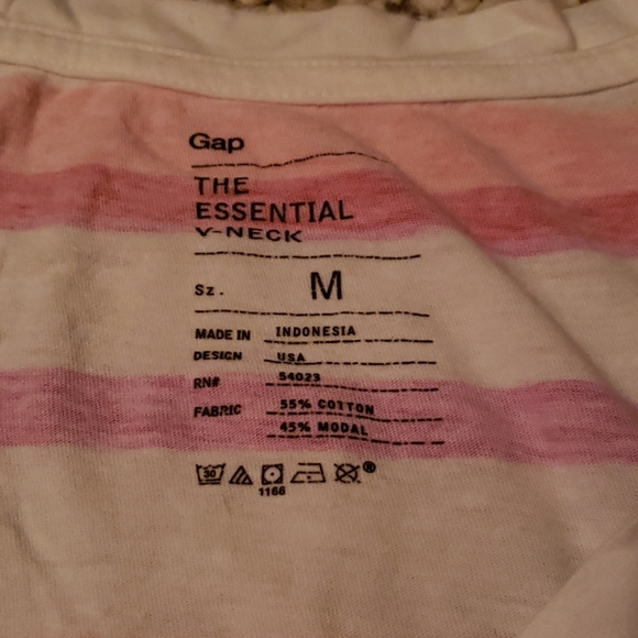 EUC Gap Vneck tshirt Medium - Picture 2 of 3